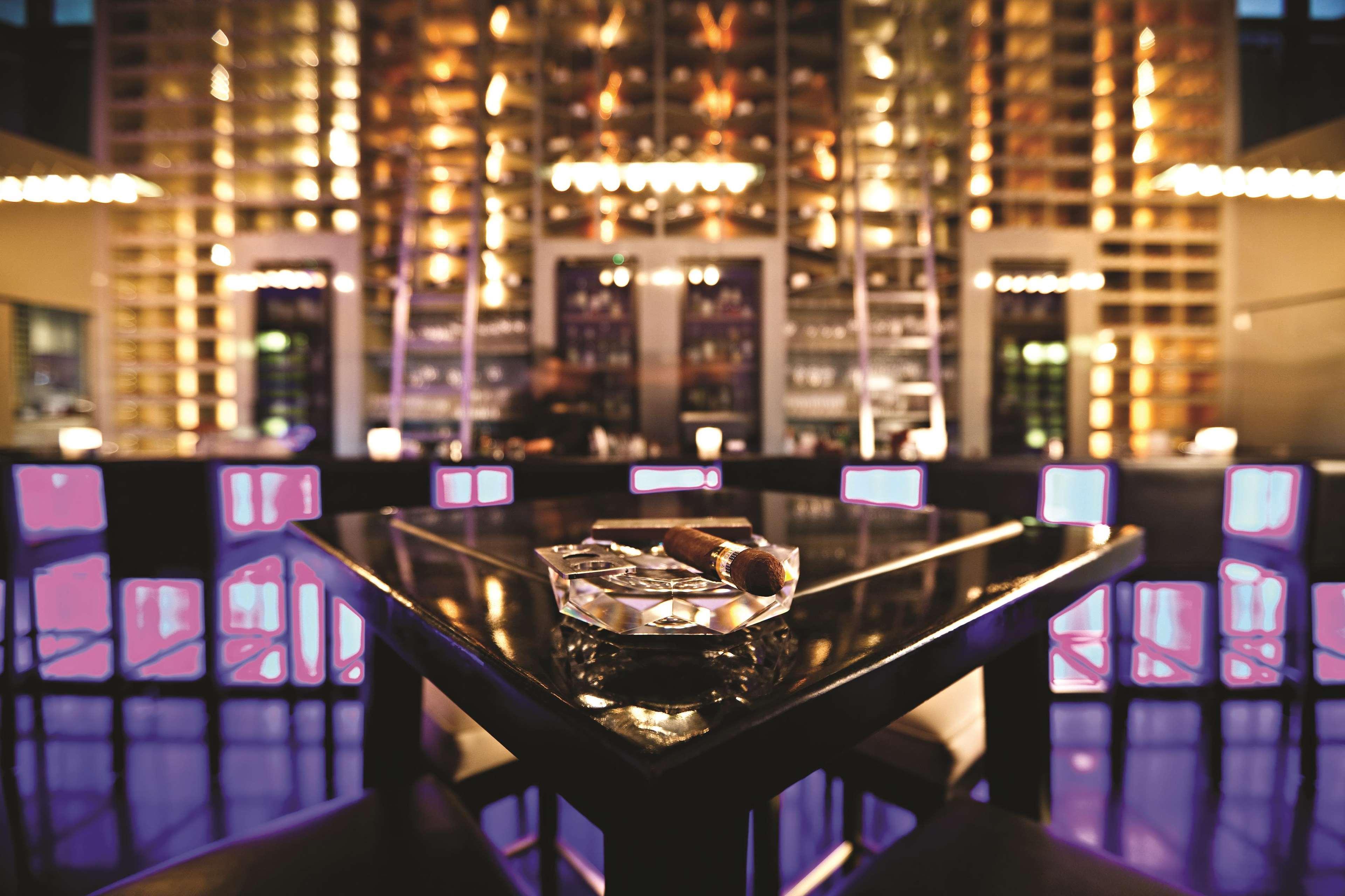 Hotel Fairmont Dubaj Zewnętrze zdjęcie The bar at the Mandarin Oriental
