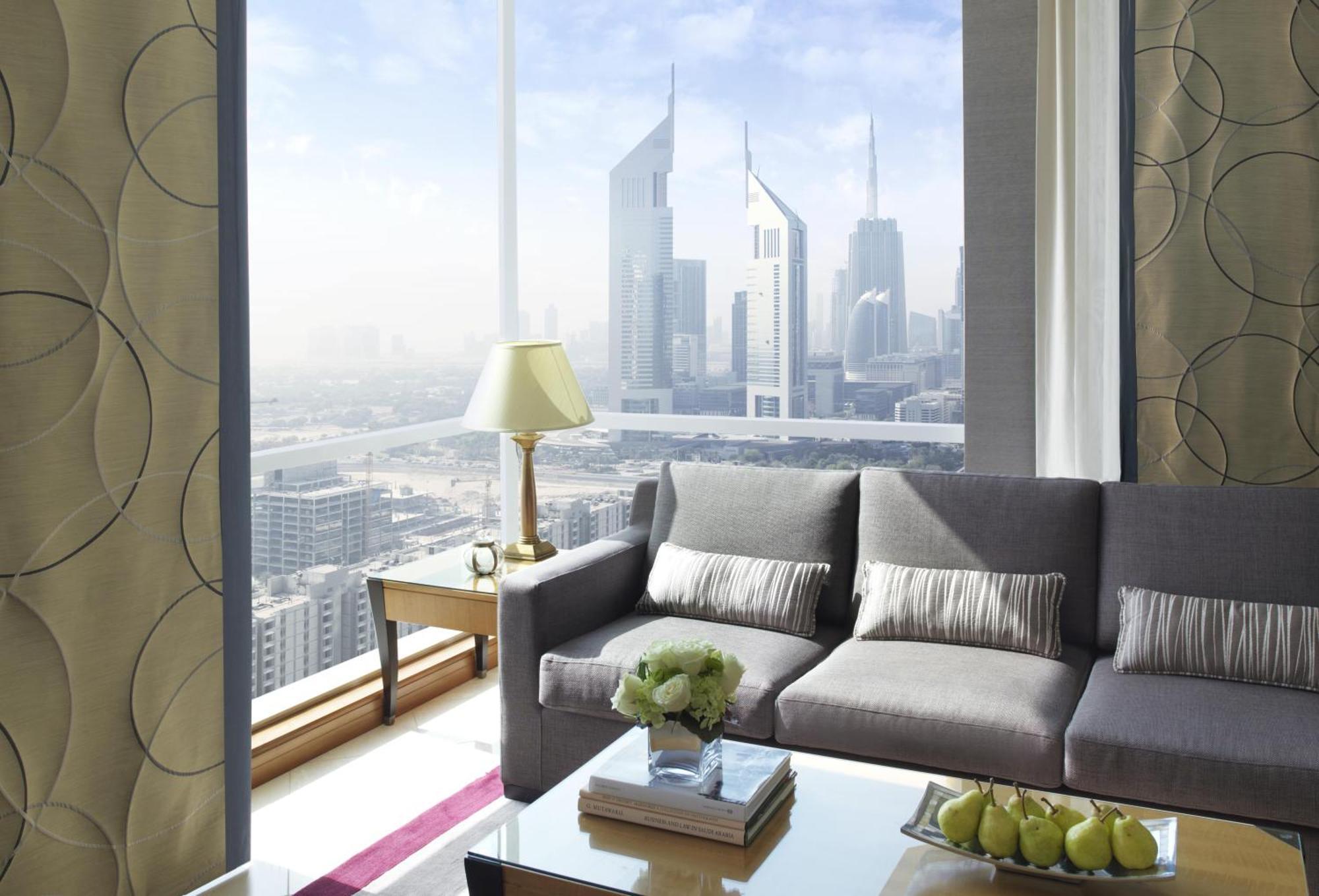 Hotel Fairmont Dubaj Pokój zdjęcie A living room in a typical apartment
